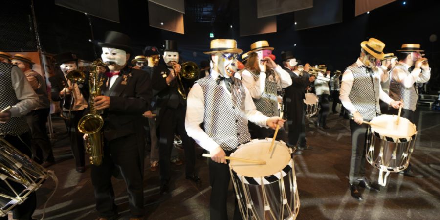 Die Jeisi-Migger spielen gemeinsam mit den Stainlemer am Drummeli. Die älteste noch bestehende Guggenmusik in Basel ging einst aus dieser Clique hervor.