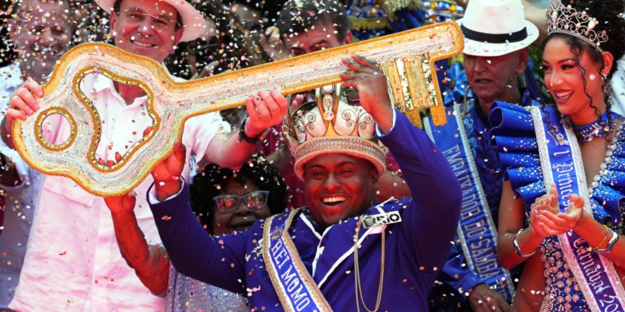 «Karnevalskönig Momo» erhält den Schlüssel der Stadt von Rios Bürgermeister Eduardo Paes (l). Foto: Silvia Izquierdo/AP/dpa