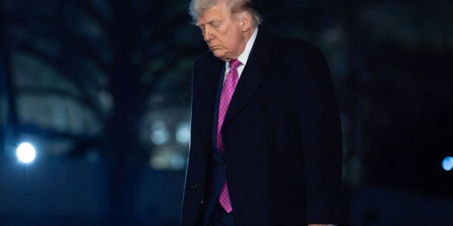 US-Präsident Donald Trump geht bei seiner Ankunft am Weißen Haus über den South Lawn. Foto: Jose Luis Magana/AP/dpa