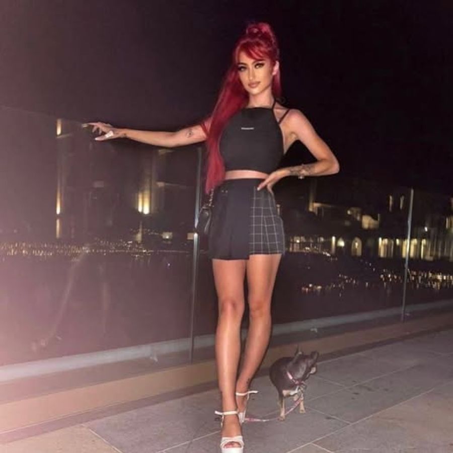 Frühere Fotos zeigen Ariel mit auffälligem Styling, starken Looks und viel Pose.