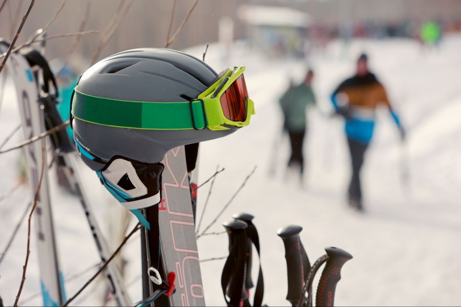 Ein Skihelm schützt vor schweren Kopfverletzungen.