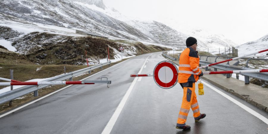 Die Oberalppassstrasse soll ab Ende April für den Verkehr wieder freigegeben werden. (Archivaufnahme)