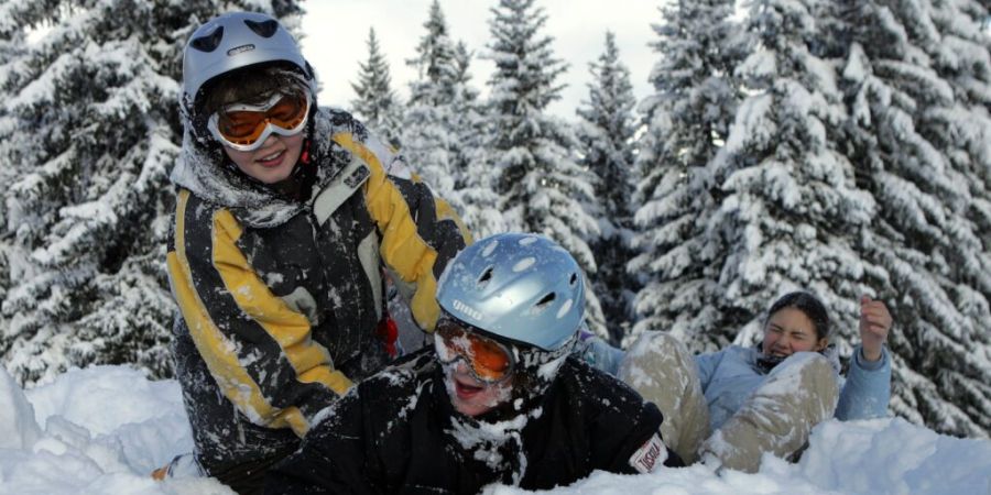 Eine Woche zusammen im Schnee: in Zollikofen sollen künftig nur noch die Siebt- und Achtklässler ins Skilager. (Symbolbild)