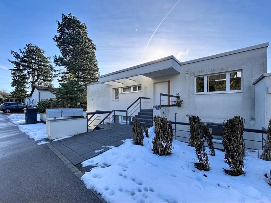 In Küsnacht sind im gleichen Haus drei Wohnungen bis Ende März 2027 zur befristeten Miete ausgeschrieben.