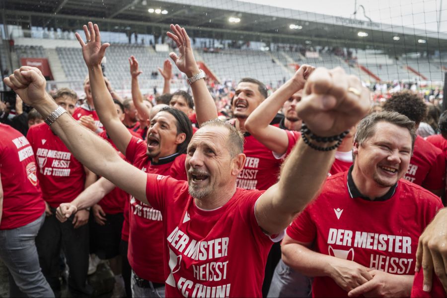 Auch Nelson Ferreira (links hinter Lustrinelli) war Teil des CL-Teams und ist als Verbindungstrainer Teil der Meister-Equipe.