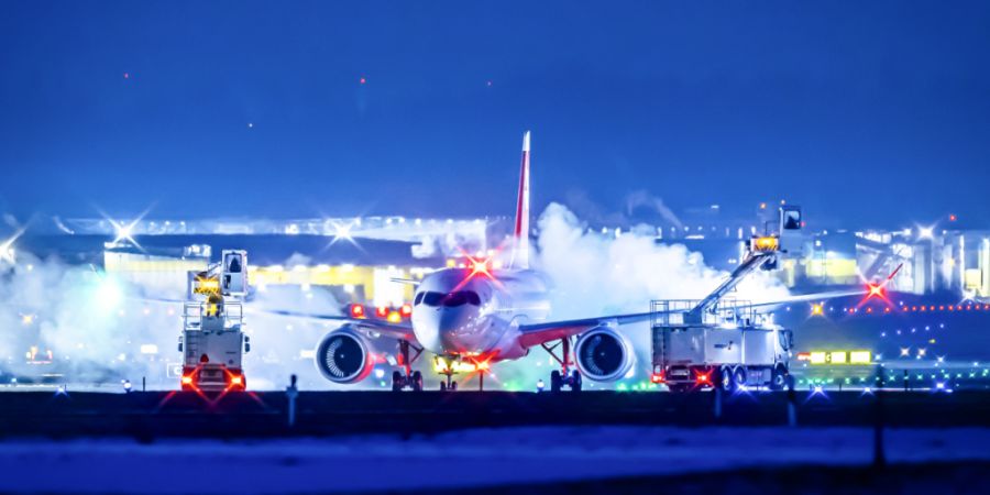 Die Swiss hat wetterbedingt weitere Flüge streichen müssen. (Im Bild: Flugzeug der Swiss bei der Enteisung am Flughafen Zürich-Kloten)