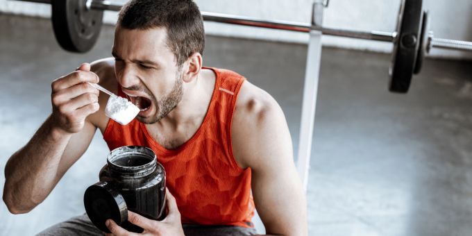 Mythos oder Wirklichkeit: Braucht man wirklich Proteinpulver, um Muskeln aufzubauen? Mann Fitnessstudio Muskeln Proteinpulver