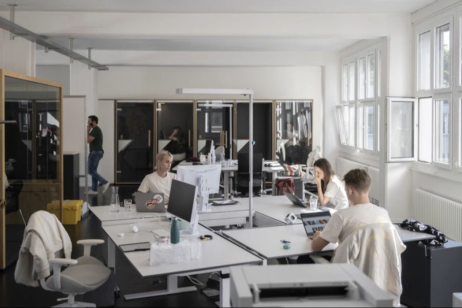 Ganz klassisch wünschen sich viele auch den Wechsel ins Büro. (Symbolbild).