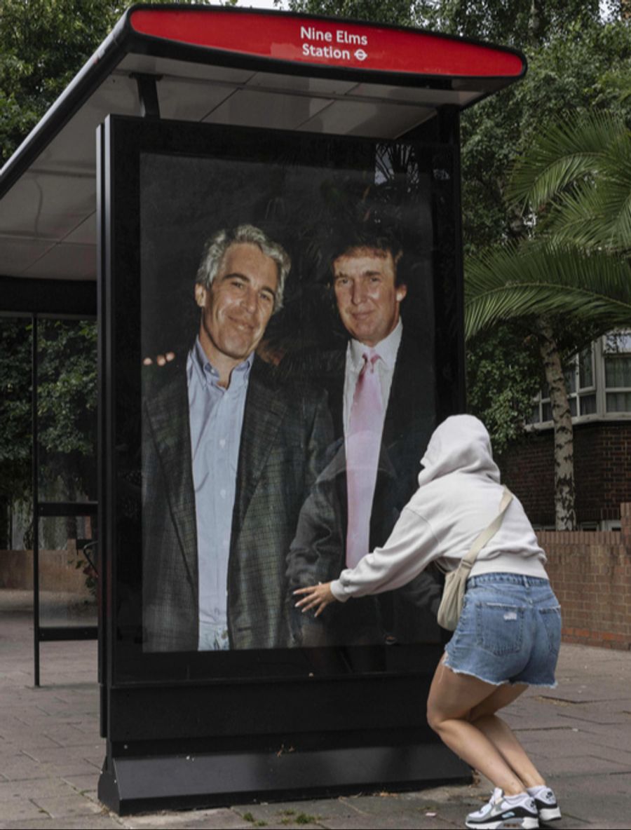 Dass Donald Trump und Jeffrey Epstein Kontakt hatten, ist bereits länger bekannt. Hier hängt eine Aktivistin ein Plakat der beiden Männer auf.