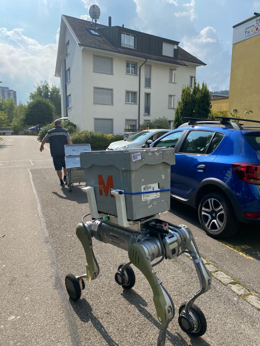Beim Test wird der Paketbote von einem Roboter begleitet.