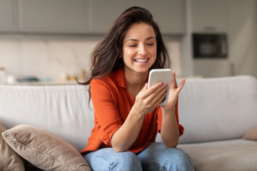 Glückliche Frau am Smartphone