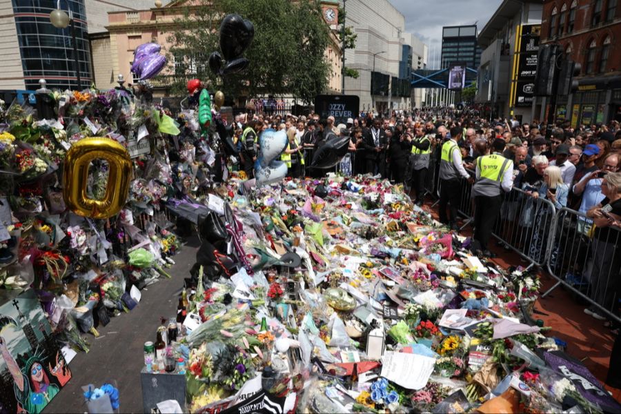 Tausende Fans zollten dem «Fürsten der Finsternis» in Birmingham nach Ozzys Begräbnis ihren Tribut. (Archivbild)