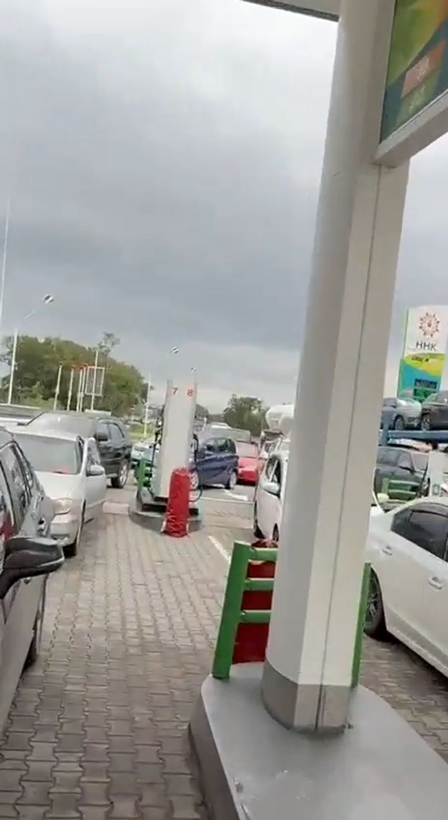 Vor anderen bilden sich lange Schlangen, Autofahrer müssen sich stundenlang gedulden.