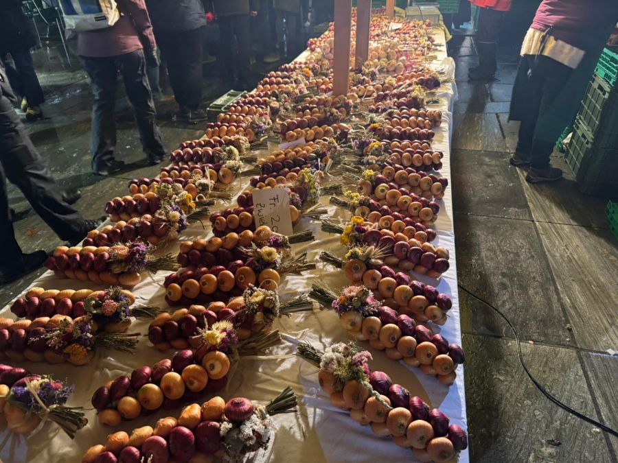 Am frühen Montagmorgen begann in Bern der traditionelle Zibelemärit.