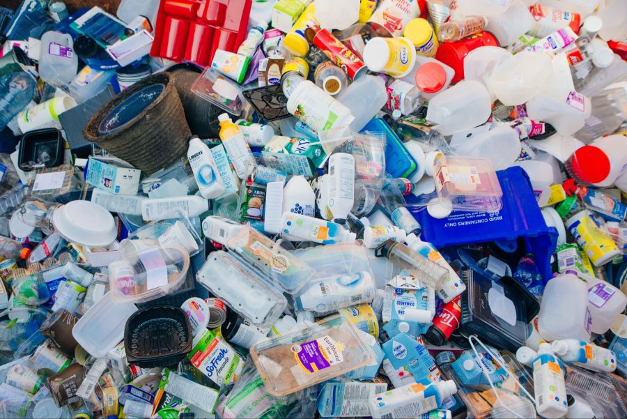 Alle Plastikabfälle müssen für das Recycling mühsam nach Plastik-Art vorsortiert werden. (Symbolbild)