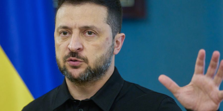 ARCHIV - Der ukrainische Präsident Wolodymyr Selenskyj gestikuliert während seiner Pressekonferenz. Foto: Efrem Lukatsky/AP/dpa