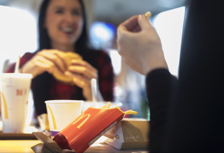 Rund 20 Prozent der 6- bis 17-Jährigen essen wöchentlich Fastfood wie Hotdog oder Pommes frites.