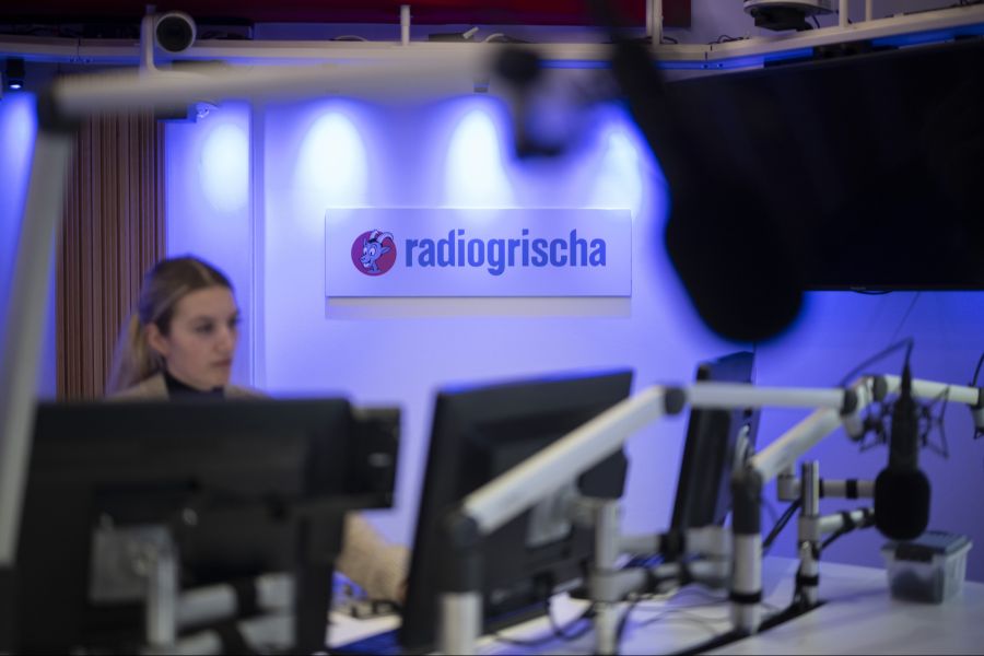 Radio Grischa setzt in den frühen Morgenstunden auf selbst produzierte KI-Tracks als alternative Nachtstrecke.