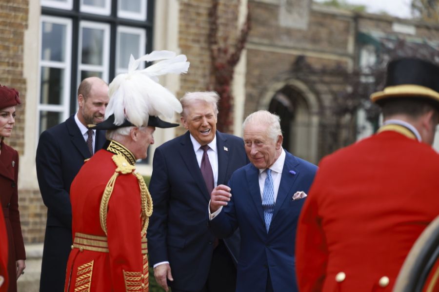King Charles lockert die Stimmung auf.