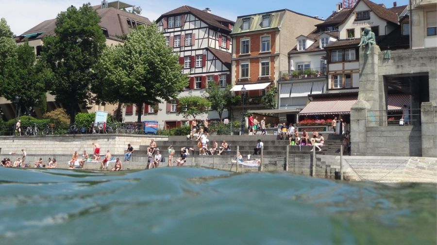 Am Rhein kann man baden und entspannen.