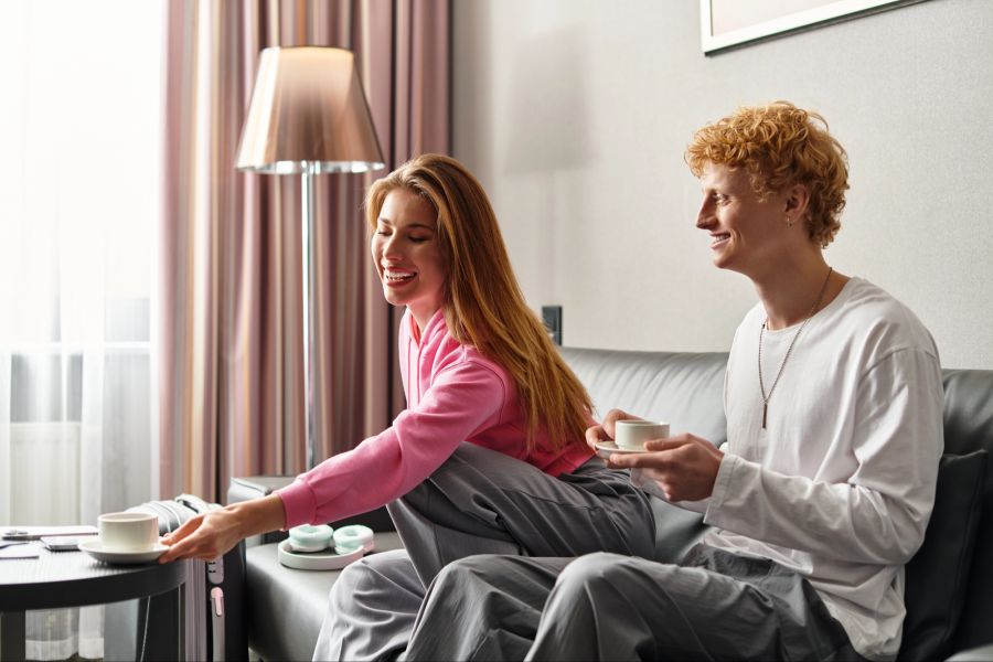 Junges Paar trinkt Kaffee