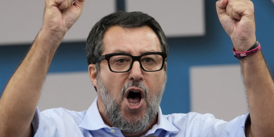 ARCHIV - Der italienische Infrastrukturminister und Vorsitzende der italienischen Rechtspartei Lega, Matteo Salvini, spricht auf der Jahresversammlung der Lega in Pontida, nördlich von...