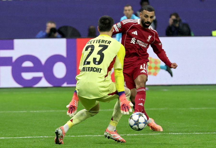 Mo Salah verzichtet auf den Pass und versucht den Goalie (erfolglos) zwischen den Beinen zu erwischen.