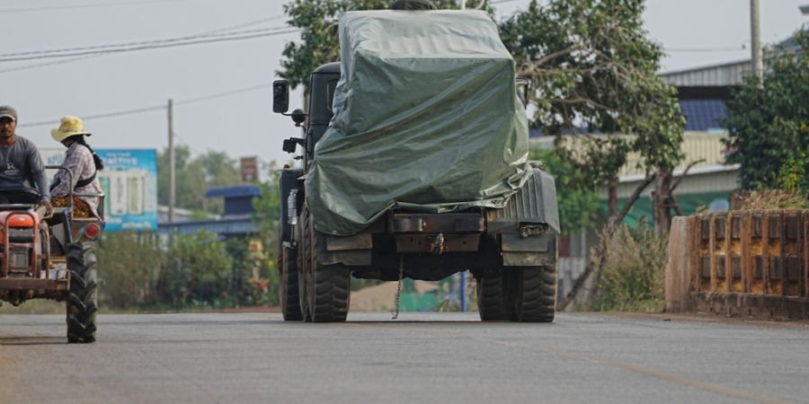 Ein kambodschanisches Militärfahrzeug fährt in Srey Snam in der Provinz Siem Reap an einem Traktor von Evakuierten vorbei. Foto: Heng Sinith/AP/dpa