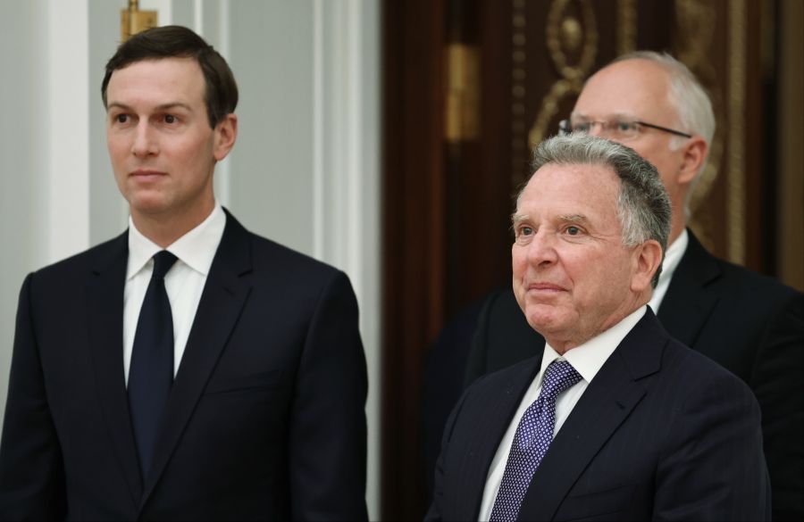 Vor dem Treffen mussten Kushner (links) und Witkoff lang warten. Die Zeit vertrieben sie sich bei einem Spaziergang durch die Moskauer Innenstadt.