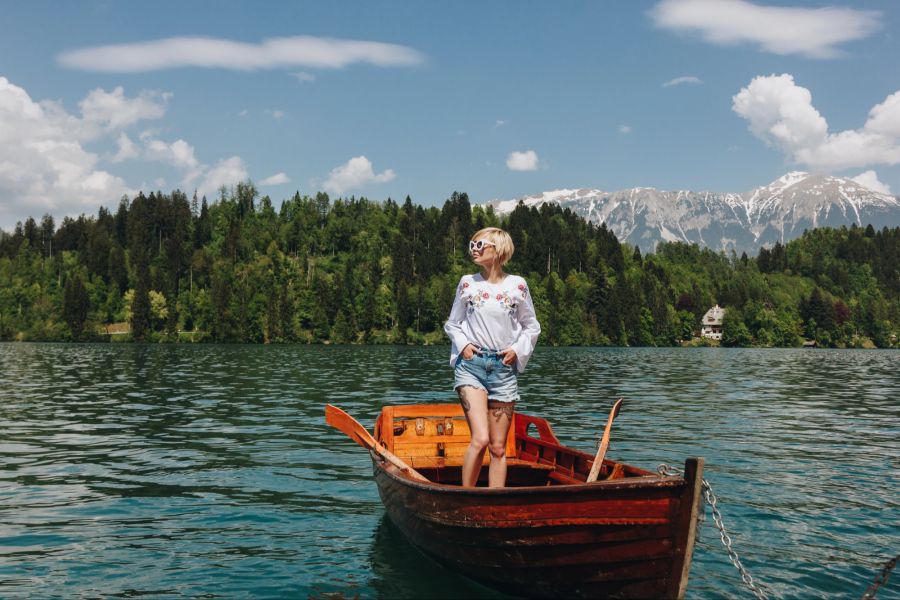Frau auf einem Holzboot in Slowenien