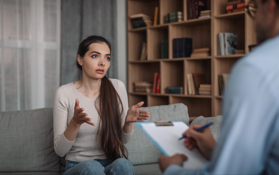 Junge Frau beim Psychotherapeuten