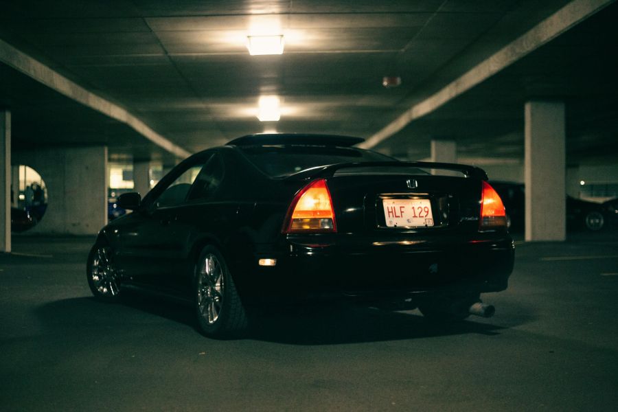 Auf der Rückbank eines Autos wurden eine 34-jährige Mutter und ihre zwei Kleinkinder von einem 39-jährigen Mann festgehalten. (Symbolbild)