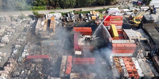 Feuer Hamburg Löscharbeiten Einsatz