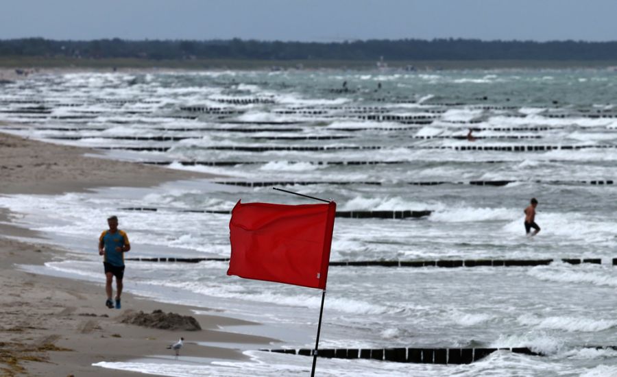Die Rettungsschwimmer am ... hatten aus Sicherheitsgründen die rote Flagge aufgezogen. (Symbolbild)