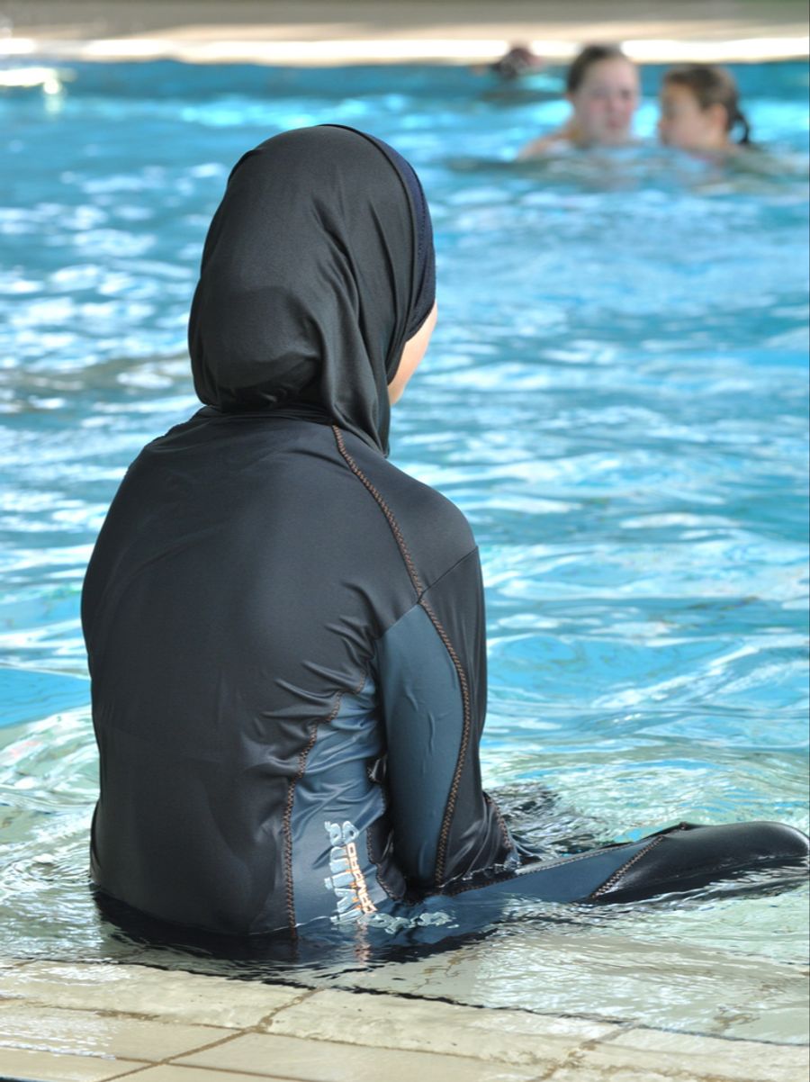 Vorläufig dürfen in den Genfer Badis wieder Burkinis und UV-Shirts getragen werden.