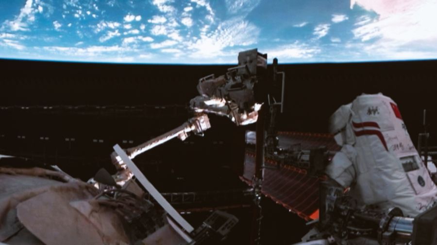 Ein Astronaut von Shenzhou-20 bei Aussenbordarbeiten ausserhalb der chinesischen Raumstation.