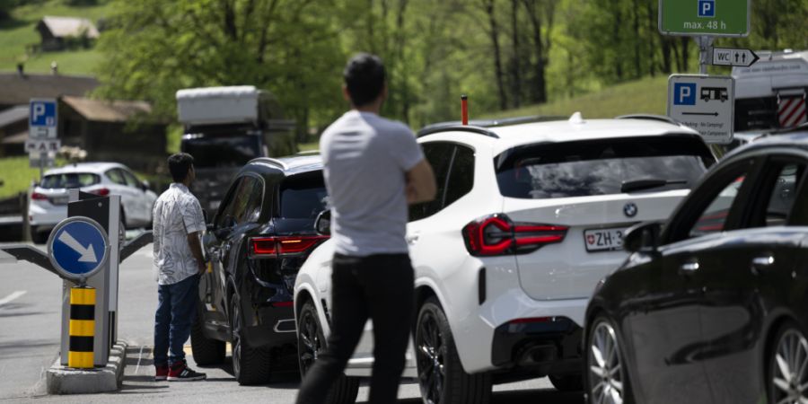 Touristen warten mit ihren Autos auf freie Parkplätze in Lauterbrunnen. (Archivbild)