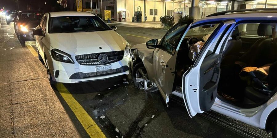 Eine Junglenkerin hat bei zwei Kollisionen in Lenzburg AG viel Blechschaden verursacht.