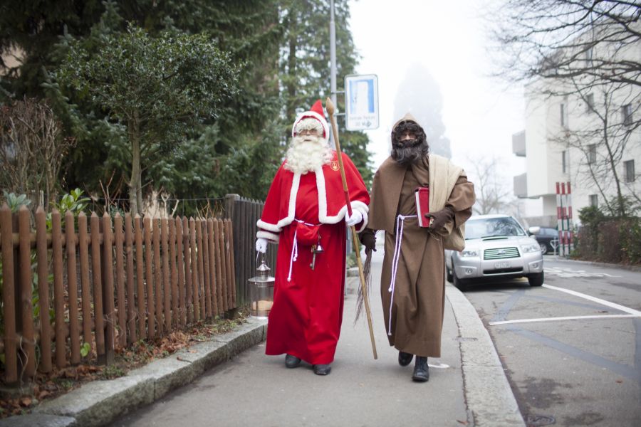 Der Gehilfe des Nikolaus kommt bei ihnen in einem braunen Gewand daher. (Archivbild)