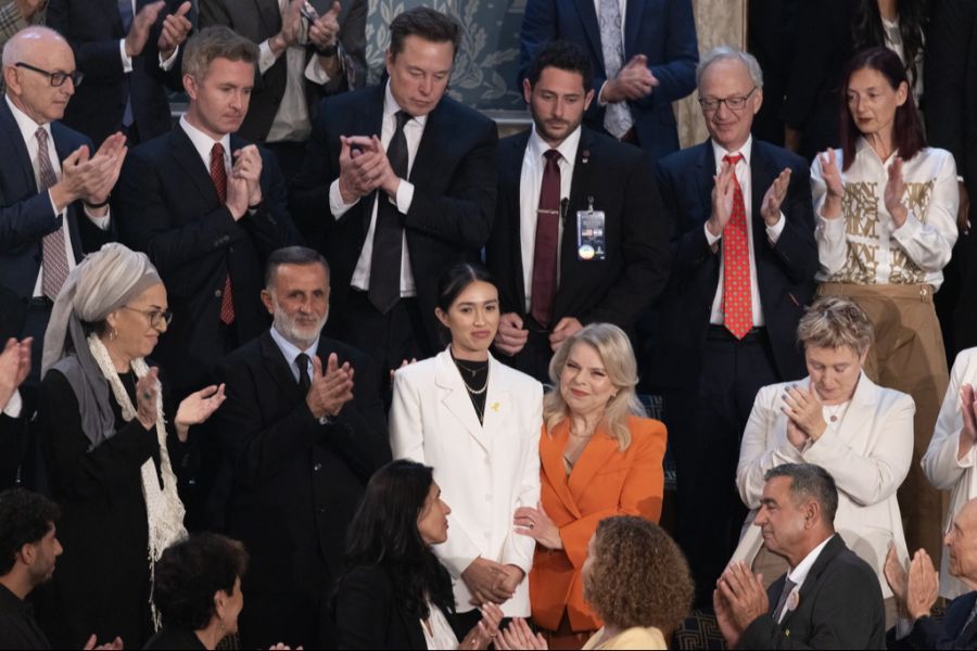 Argamani neben Sara Netanjahu, Ehefrau des israelischen Präsidenten, bei einem Treffen in Washington.