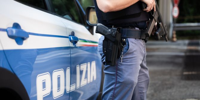 Polizist Polizeiwagen Waffen Italien