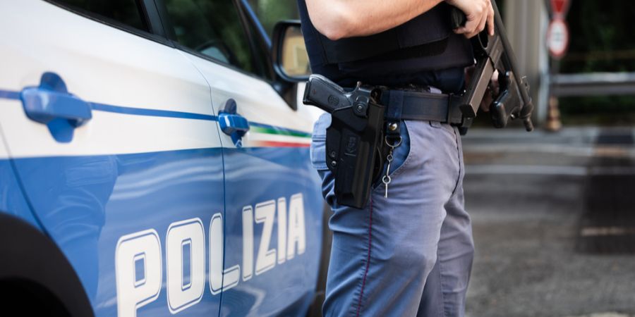 Polizist Polizeiwagen Waffen Italien