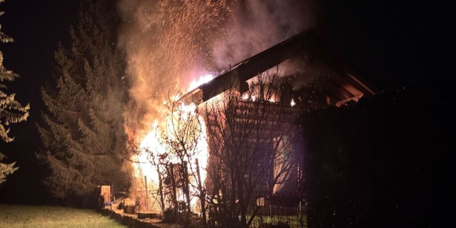 Der Brand brach in der Nacht auf Sonntag aus.
