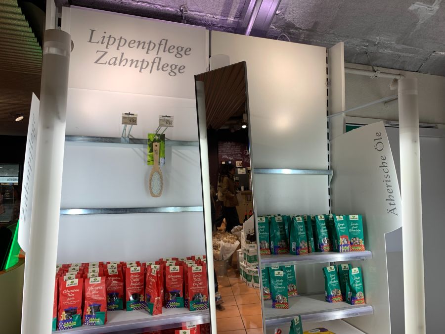 Haarbürste und Datteln: Kurios sieht es auch in der Abteilung für Lippenpflege und Zahnpflege aus.