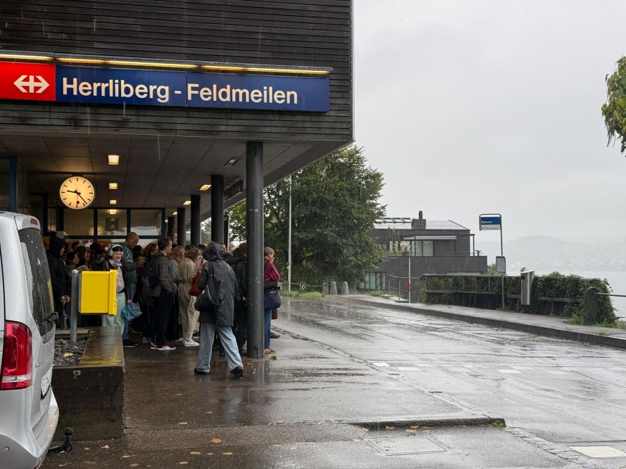Wann Ersatzbusse eintreffen und wann die Strecke wieder freigegeben wird, ist aktuell noch unklar.