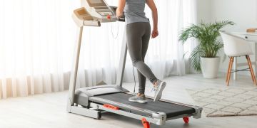 Frau auf Laufband