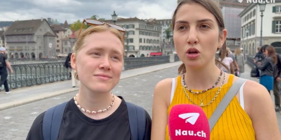 Elea (r.) glaubt, dass üppige Bildschirmzeit vor dem Schlafen nicht förderlich ist.