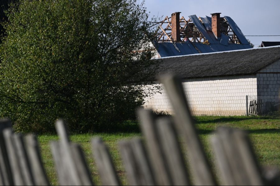 Das Dach dieses Hauses im Osten Polens wurde von russischen Drohnen zerstört.