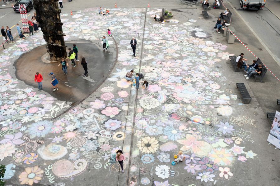 Ein Platz voller Farben – Rund um den Meret-Oppenheim-Brunnen entstand ein temporäres Kunstwerk aus tausenden Blüten.