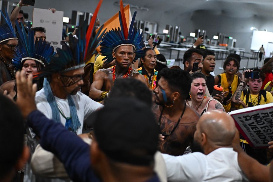 Indigene Aktivisten stürmten gewaltsam das Gelände der Klimakonferenz in Belém.